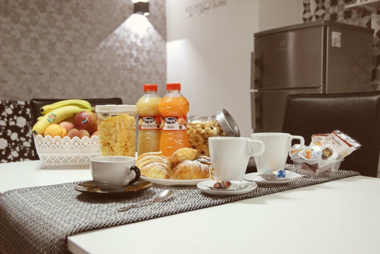 Holiday Home Station เนเปิลส์ ภายนอก รูปภาพ